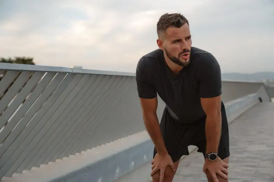 Como treinos intensos afetam o humor e o sono de novos corredores