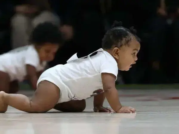 Corrida de Bebês: O Fenômeno que Viraliza nas Quadras da NBA