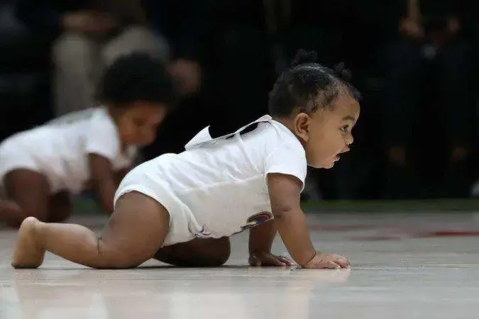Corrida de Bebês: O Fenômeno que Viraliza nas Quadras da NBA