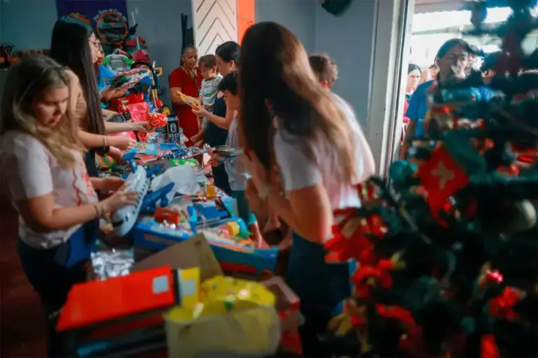 Metrópoles Run transforma o Natal de crianças em Ceilândia com doações