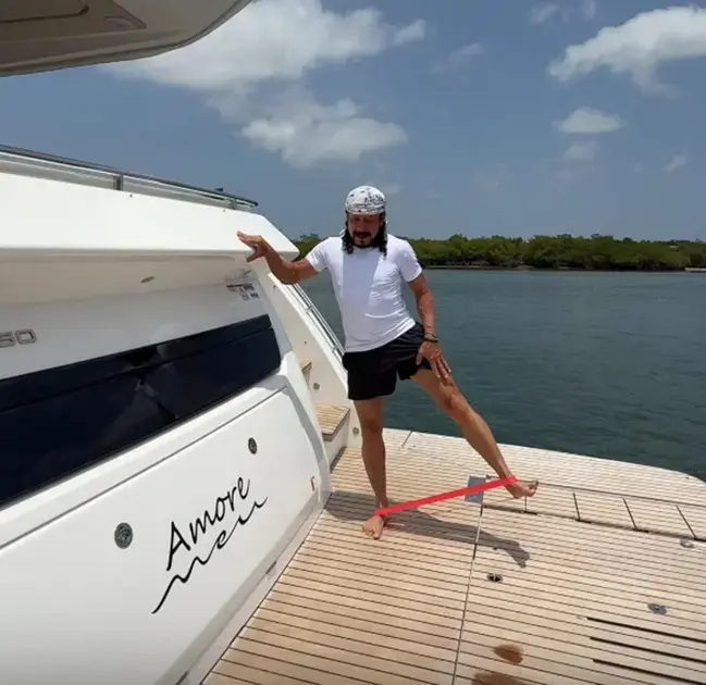 Bell Marques treina em barco para corrida em Salvador e interage com fãs