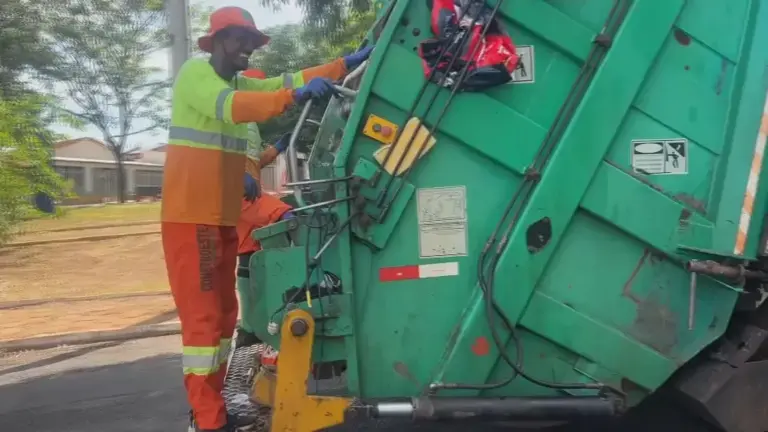 Coletor de lixo se destaca em provas de atletismo e inspira corredores