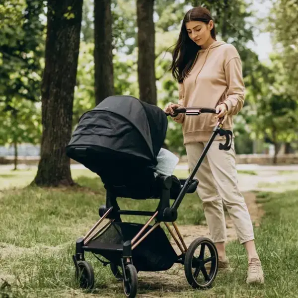 Correr com carrinho de bebê: riscos e benefícios revelados por estudo