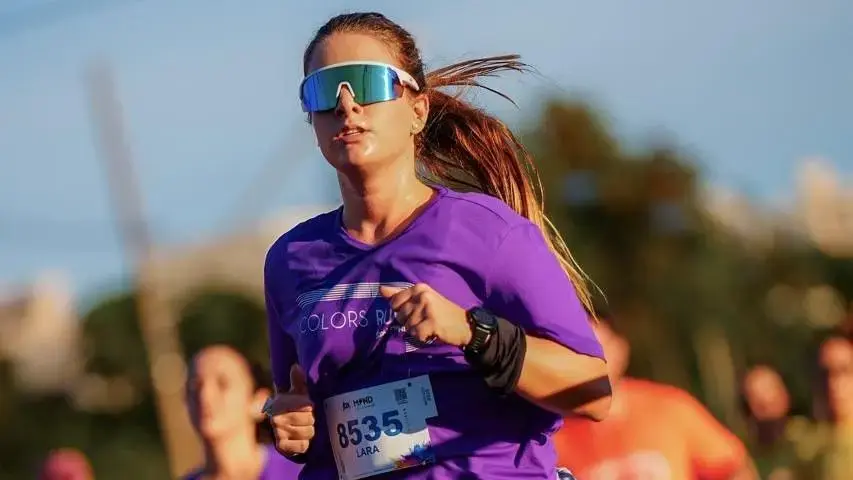 Criadora de conteúdo enfrenta hérnia de disco após correr por 7 meses