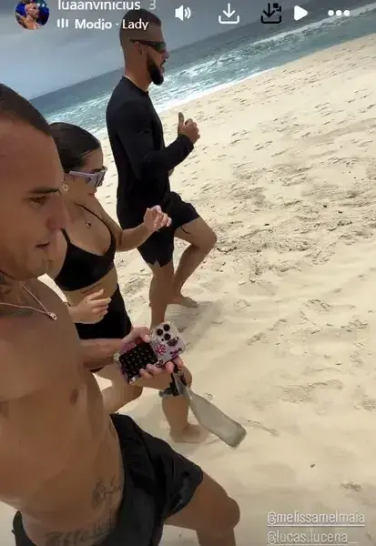 Mel Maia inicia 2026 com corrida na praia ao lado do namorado