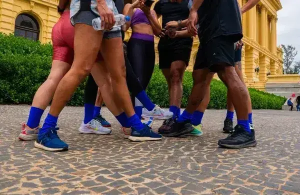 Meias viram ‘Tinder’ em corridas: cores sinalizam status amoroso