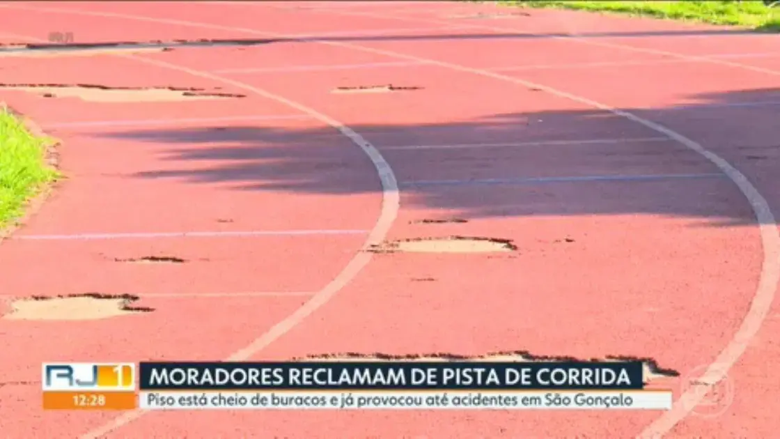 Moradores reclamam de pista de corrida cheia de buracos em São Gonçalo