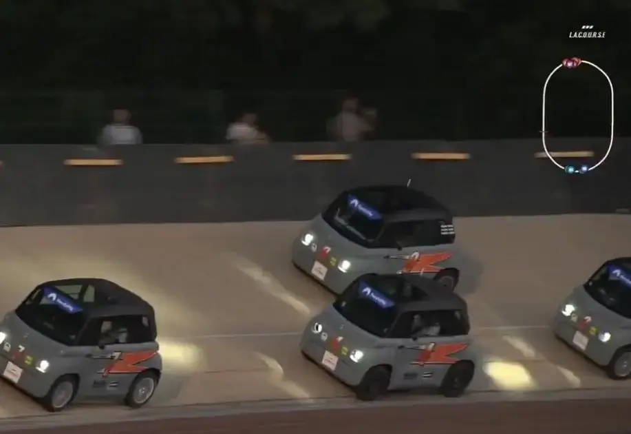 Influenciadores disputam corrida com mini carros elétricos e atraem 150 mil
