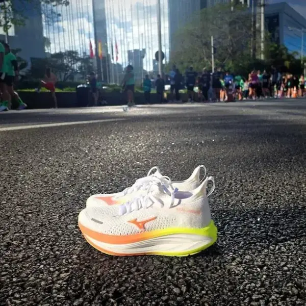 Mizuno Neo Vista 3: estabilidade e amortecimento para longas distâncias