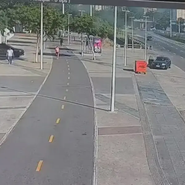 Ônibus invade pista de corrida ao redor do Maracanã e derruba poste