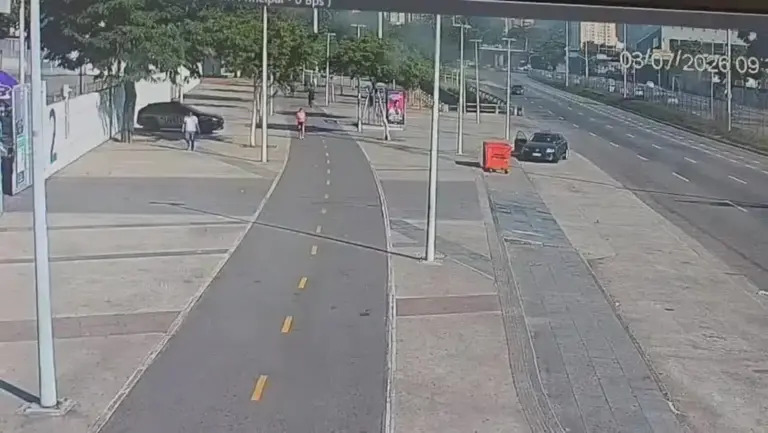 Ônibus invade pista de corrida ao redor do Maracanã e derruba poste