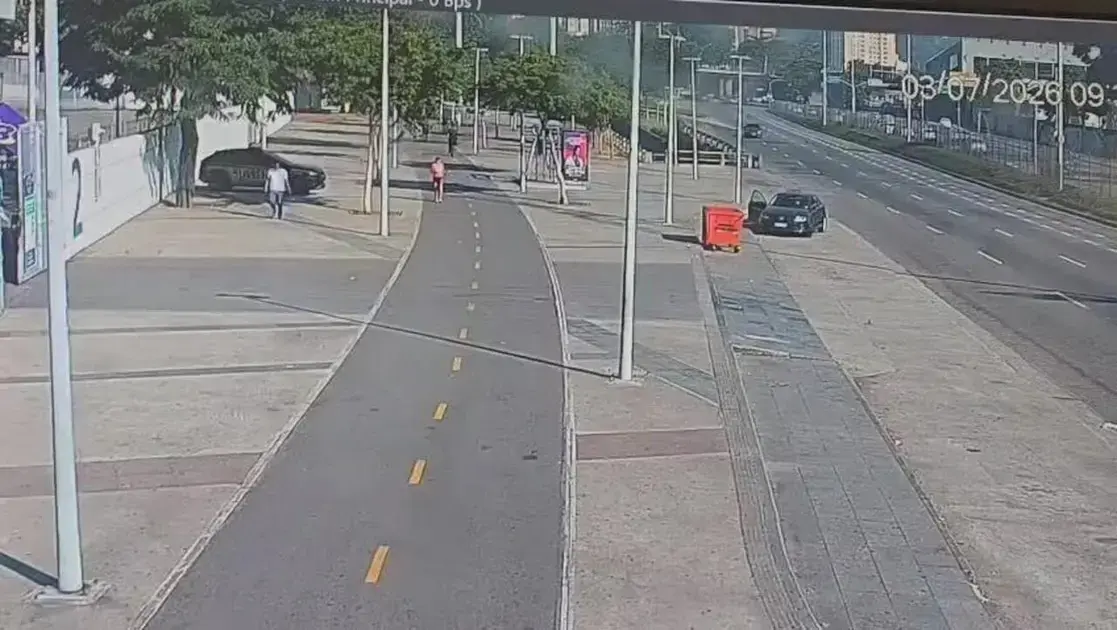 Ônibus invade pista de corrida ao redor do Maracanã e derruba poste