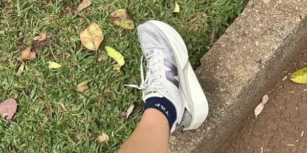 Tênis New Balance FuelCell Rebel V5 com 35% off e…