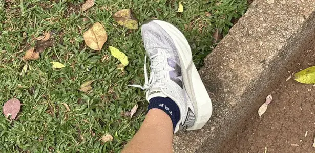 Tênis New Balance FuelCell Rebel V5 com 35% off e ótimo amortecimento