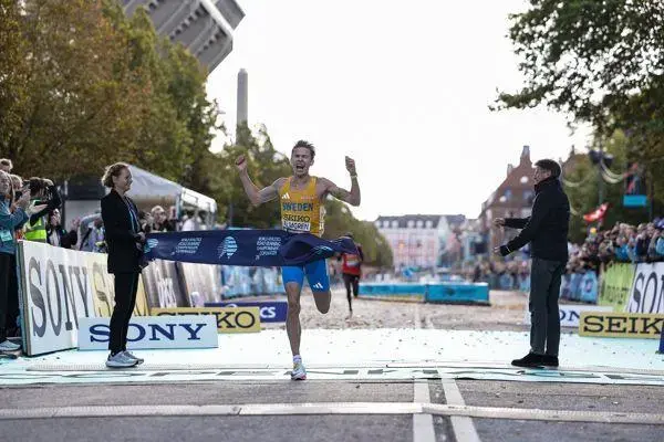 Almgren vence Mundial da meia maratona com recorde europeu (58:06)