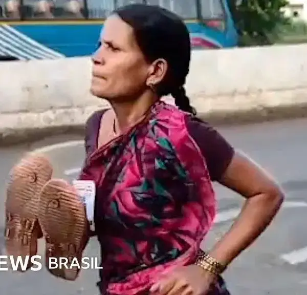 Mãe vence corrida descalça e compra material escolar com prêmio