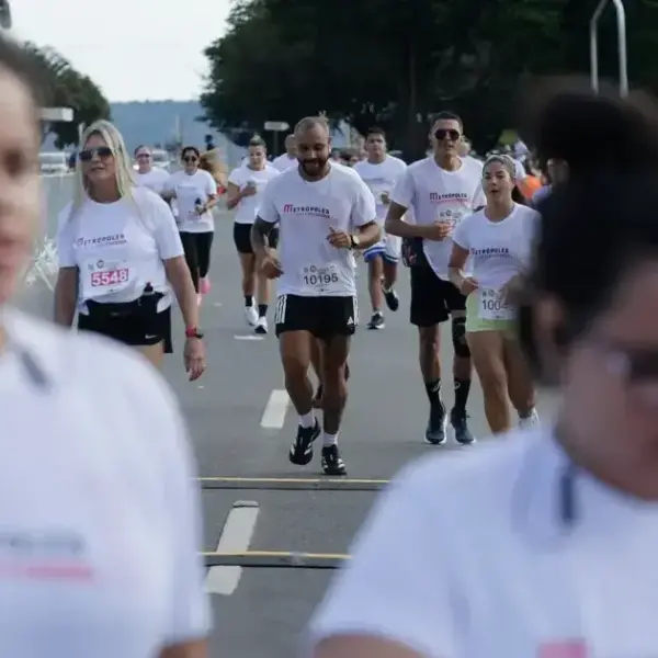 Suplementação na corrida: orientações sobre gels, cafeína e hidratação