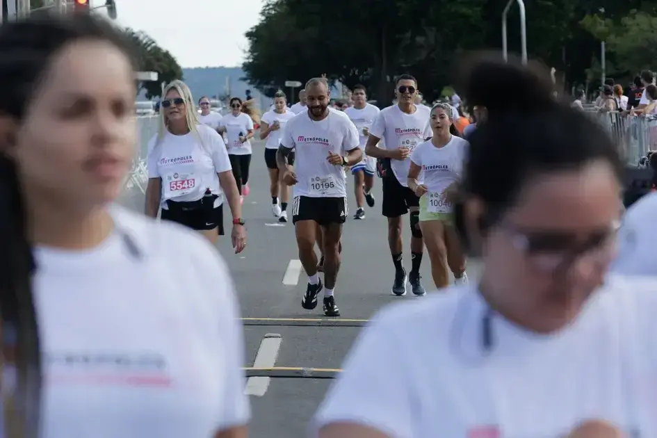 Suplementação na corrida: orientações sobre gels, cafeína e hidratação